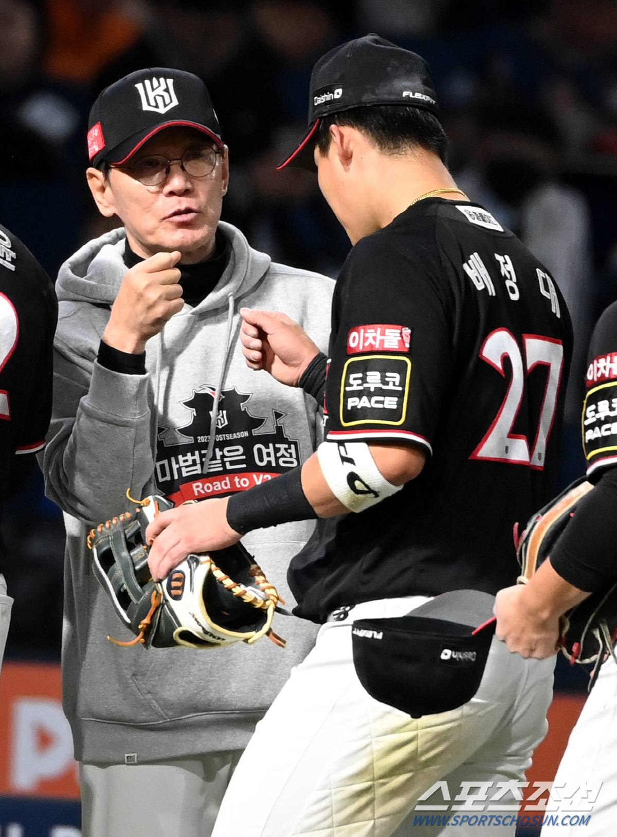 2일 창원NC파크에서 열린 PO3차전 KT와 NC의 경기, KT가 3대0으로 승리했다. 경기 종료 후 기쁨을 나누는 KT 선수들의 모습. 창원=허상욱 기자wook@sportschosun.com/2023.11.02/