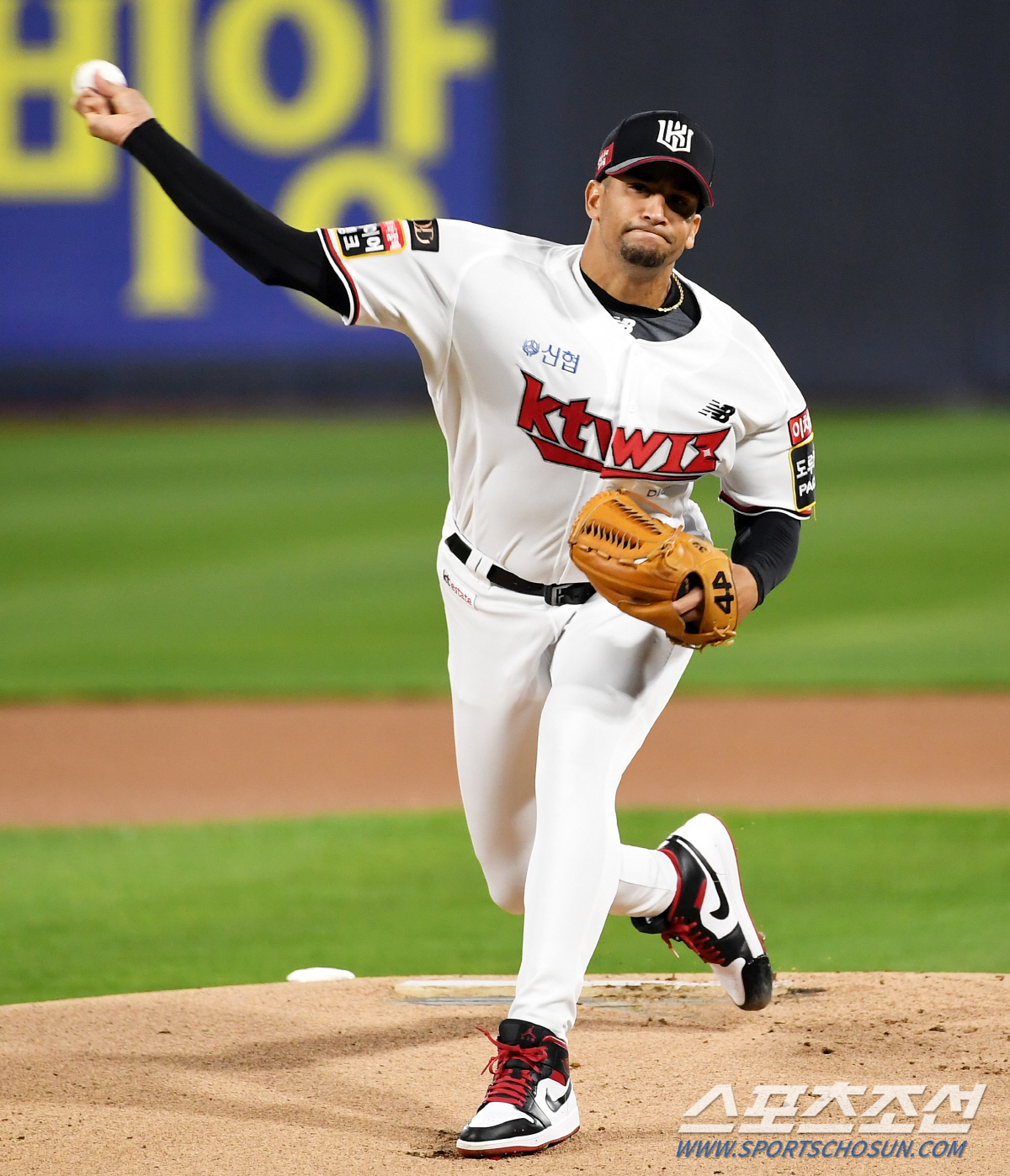 30일 수원KT위즈파크에서 열린 KT와 NC의 PO 1차전. KT 쿠에바스가 역투하고 있다. 수원=박재만 기자 pjm@sportschosun.com/2023.10.30/