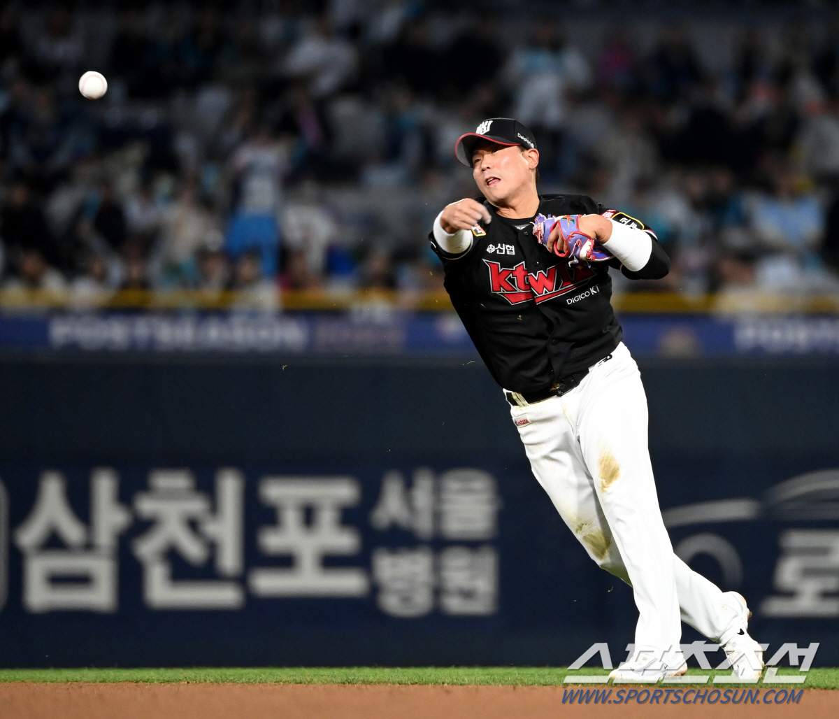 나이 40 베테랑 2루수의 ML급 환상 수비, '만원 관중' 마산엔 탄식…