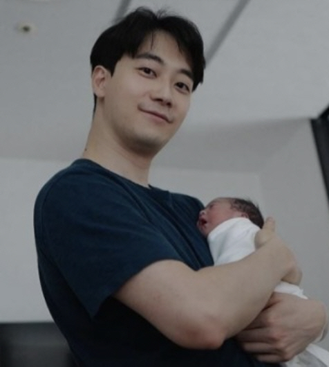 윤한, 시험관 시술 성공 '쌍둥이 아빠' 됐다 "유산 3번 겪은 아내♥ …