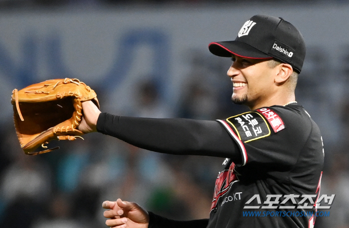 "쿠에바스 7회 등판도 고려했다" 이강철 감독이 고민한 이유 [PO4 승…