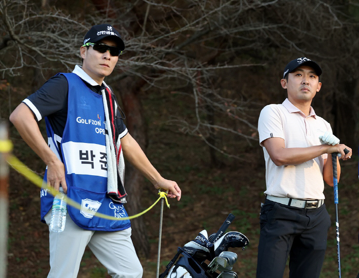 "친구를 위해" 캐디 자처한 '괴물' 골프존-도레이오픈 수놓은 '찐우정'