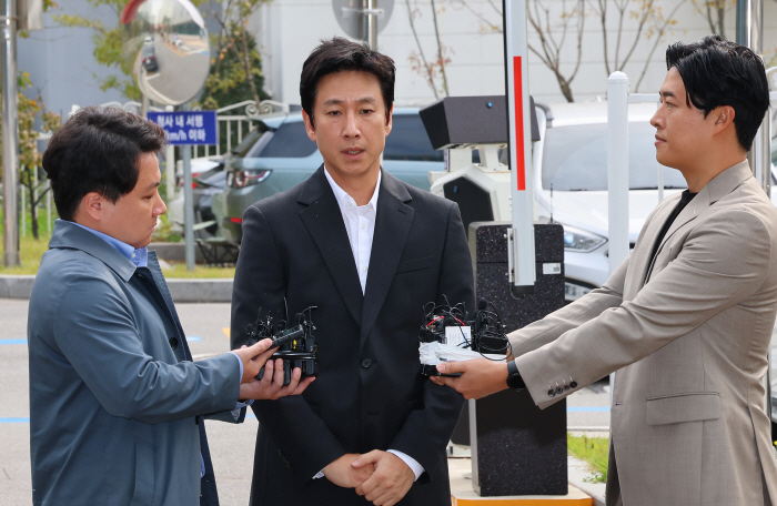 '2차 소환' 이선균, '마약 투약' 인정도 부정도 하지 않은 '노코멘트…