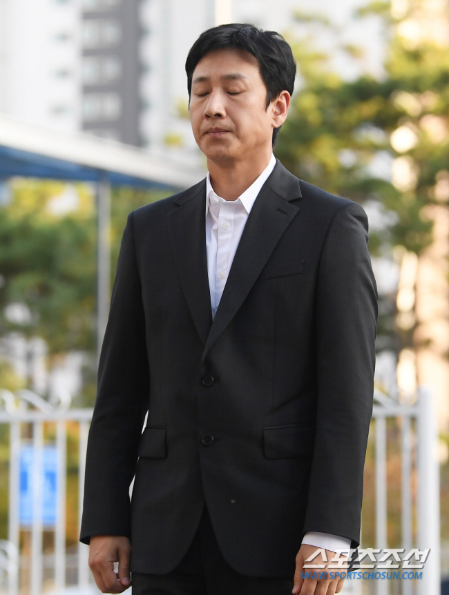 '마약 혐의' 이선균 3시간 조사..투약 여부 함구→3차 소환조사 예정 …