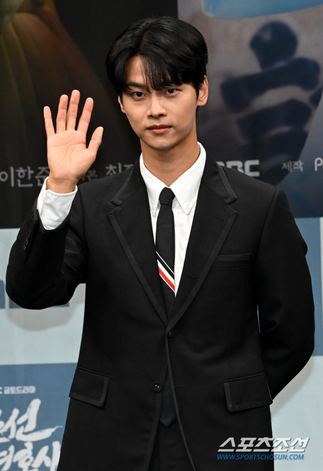 [공식] "뿌리는 빅스"라던 차학연, 연기 스케줄로 4년만 완전체 활동 …