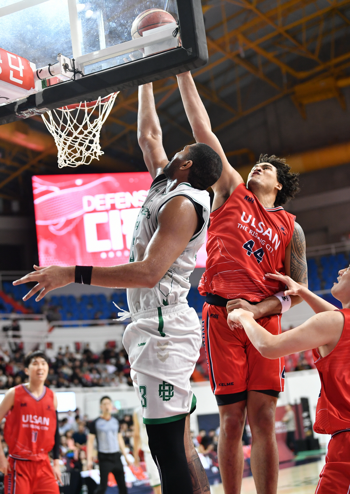 [현장분석] 테크 파울 5반칙 퇴장. 또 '사고'친 프림. DB 에이스 …