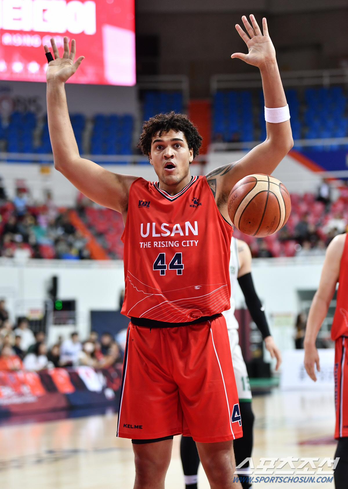 [현장분석] 테크 파울 5반칙 퇴장. 또 '사고'친 프림. DB 에이스 …