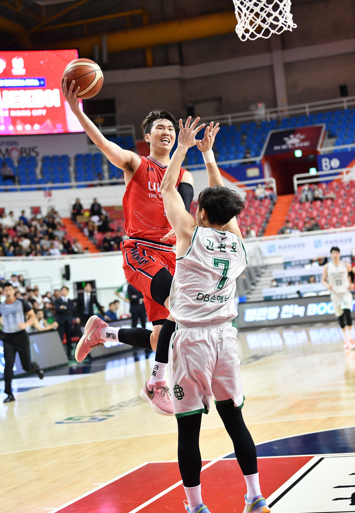 [현장분석] 테크 파울 5반칙 퇴장. 또 '사고'친 프림. DB 에이스 …