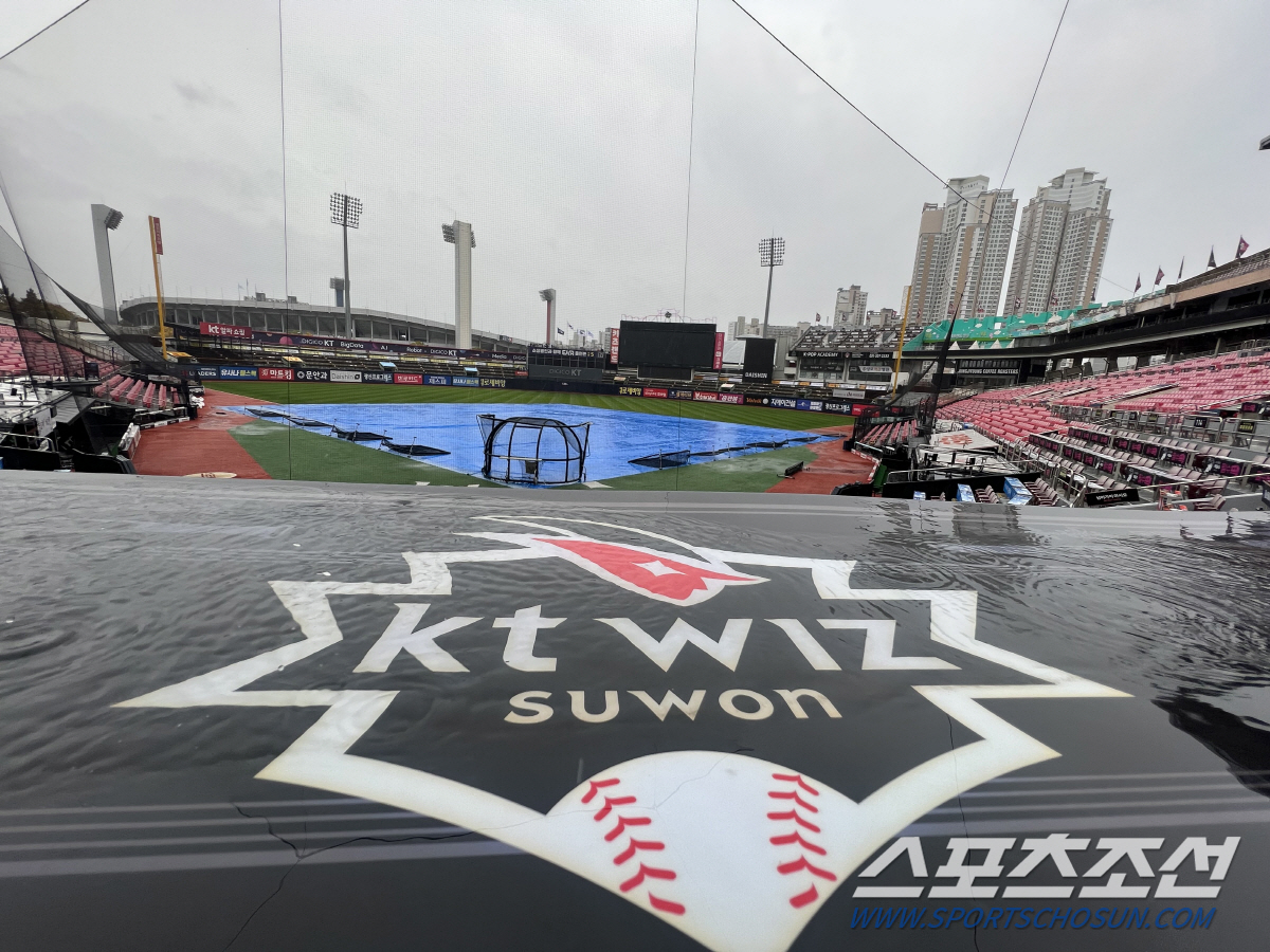 가을비에 잠긴 수원, 수중전 펼쳐지나?...플레이오프 5차전 경기 열릴수…