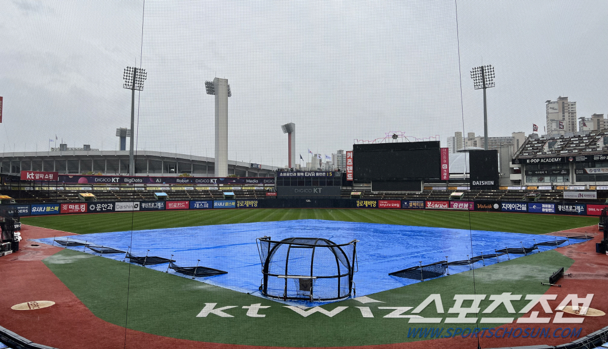 가을비에 잠긴 수원, 수중전 펼쳐지나?...플레이오프 5차전 경기 열릴수…