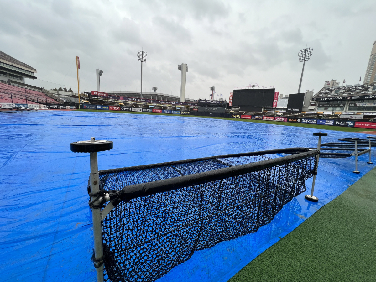 가을비에 잠긴 수원, 수중전 펼쳐지나?...플레이오프 5차전 경기 열릴수…