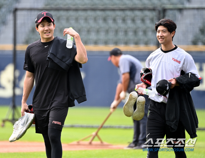 'KS 앞뒀는데 심각한 표정' '벌써 작별인사' "1년반 뒤에 뵐게요."…