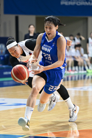 첫판부터 트리플더블, 독보적인 '통합MVP 김단비의 위력, 우리은행 연장 끝 BNK 제압