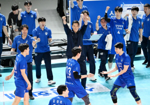 이제 '꼴찌'는 잊어라…삼성화재, 한국전력에 셧아웃 승리 1R '선두' 마감[V리그 리뷰]