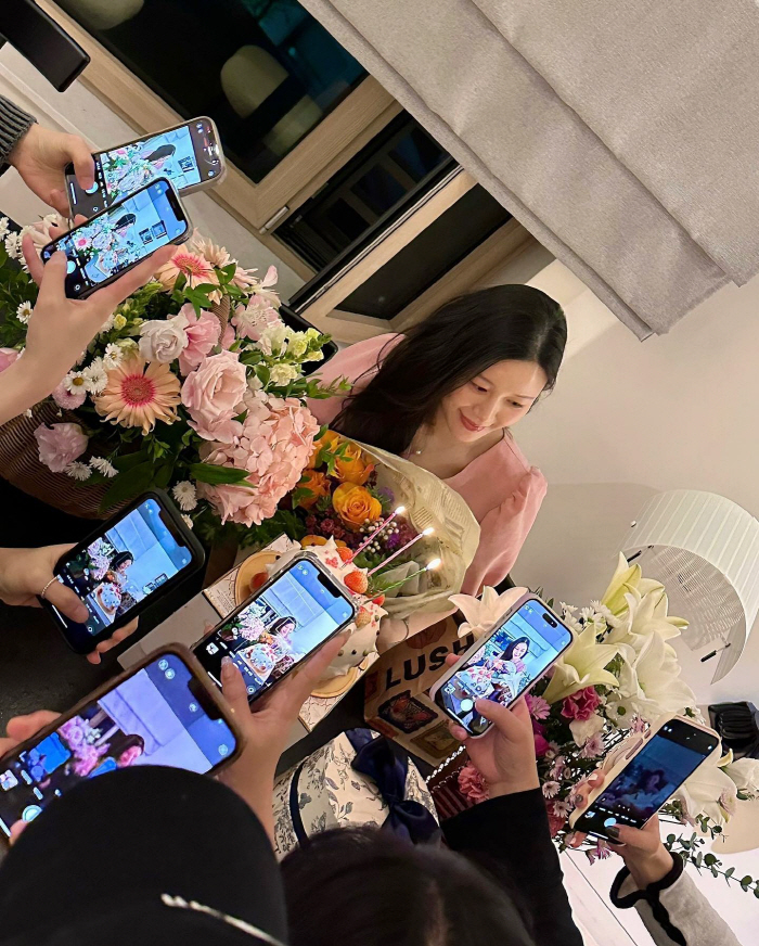'이승기♥' 이다인, 임신 이어 겹경사..행복한 미소