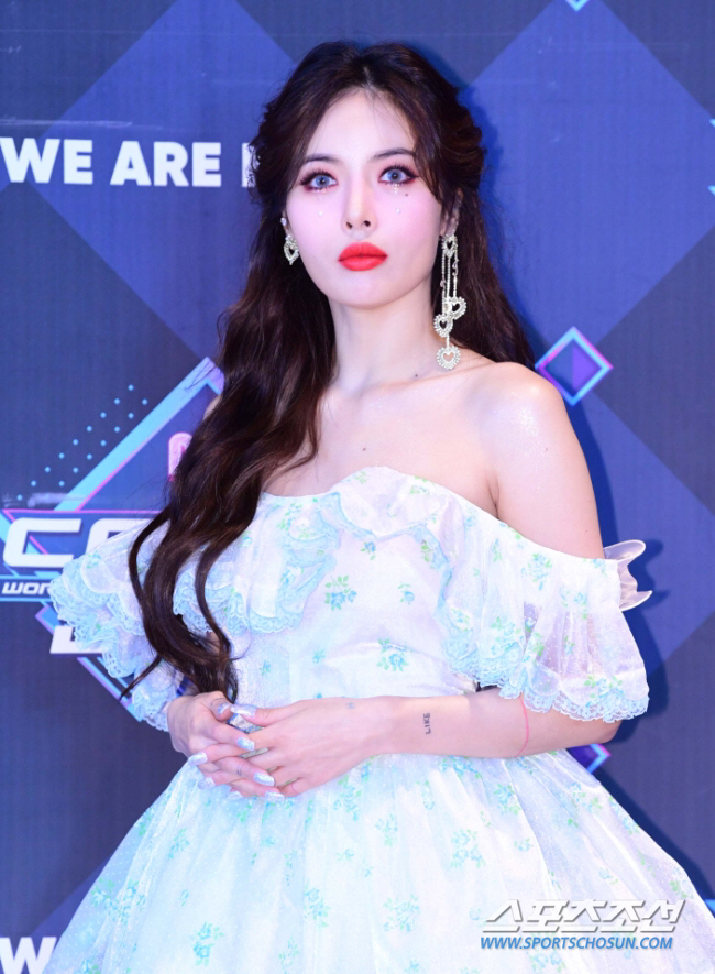 [공식] 현아, 前남친 던 소속사 앳에어리어와 전속계약 "재결합은 NO"