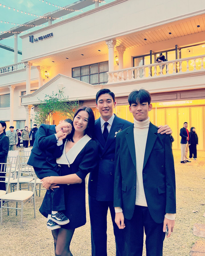 장신영♥강경준 가족사진..닮아서 더 행복한 '붕어빵  네 식구'