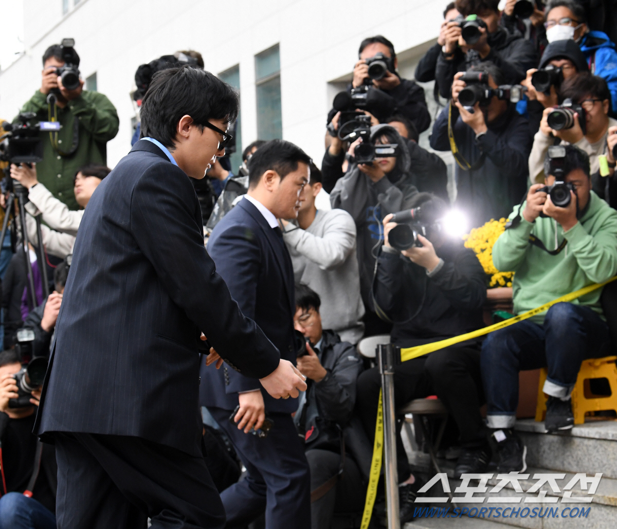 마약 투약 혐의 전면 부인 지드래곤, 경찰 출석하며 한시도 가만히 있지 …