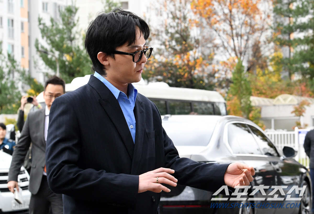 마약 투약 혐의 전면 부인 지드래곤, 경찰 출석하며 한시도 가만히 있지 …