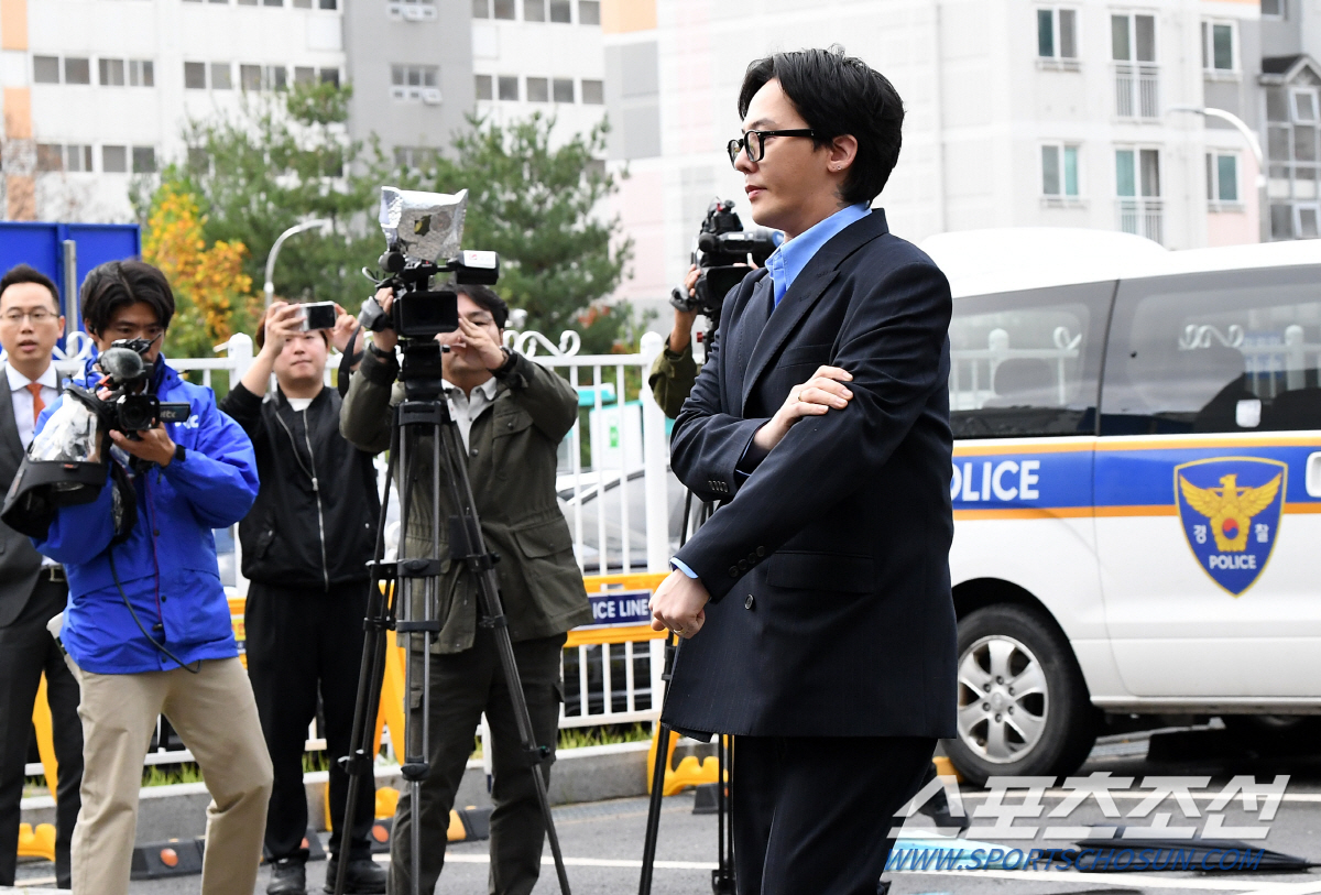 마약 투약 혐의 전면 부인 지드래곤, 경찰 출석하며 한시도 가만히 있지 …