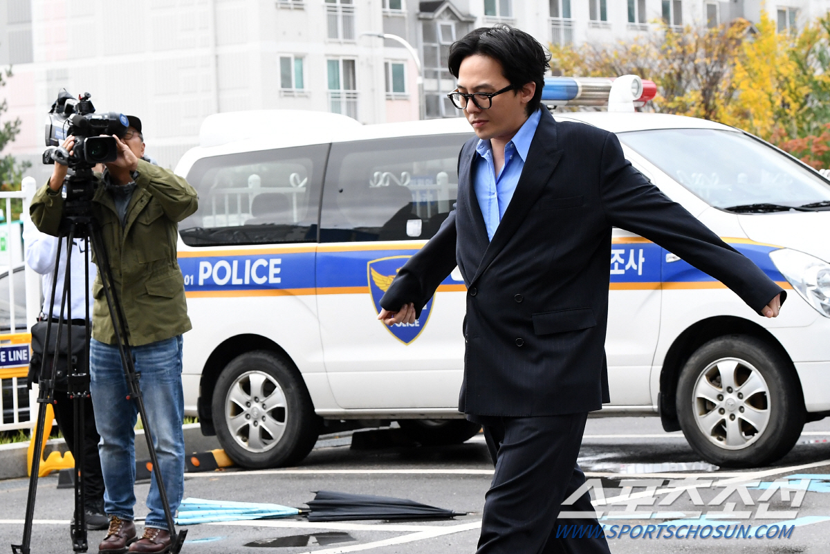마약 투약 혐의 전면 부인 지드래곤, 경찰 출석하며 한시도 가만히 있지 …