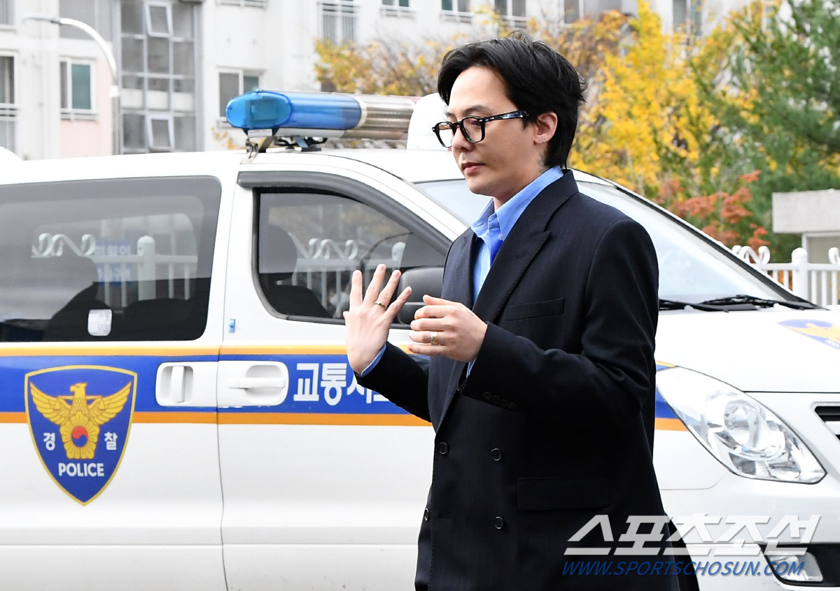 여유만만 지드래곤, 경찰 자진 출석에 미소까지 "마약 한 적 없어..팬들…