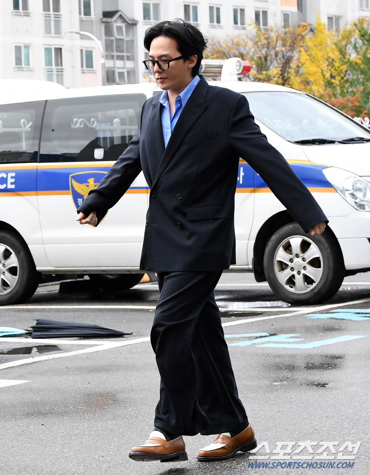 "웃다가 끝났습니다 장난이고요" 경찰 조사 전후 '피식 웃은' 지드래곤.…