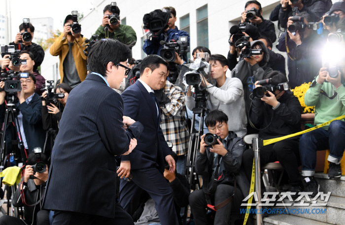 "웃다가 끝났습니다 장난이고요" 경찰 조사 전후 '피식 웃은' 지드래곤.…
