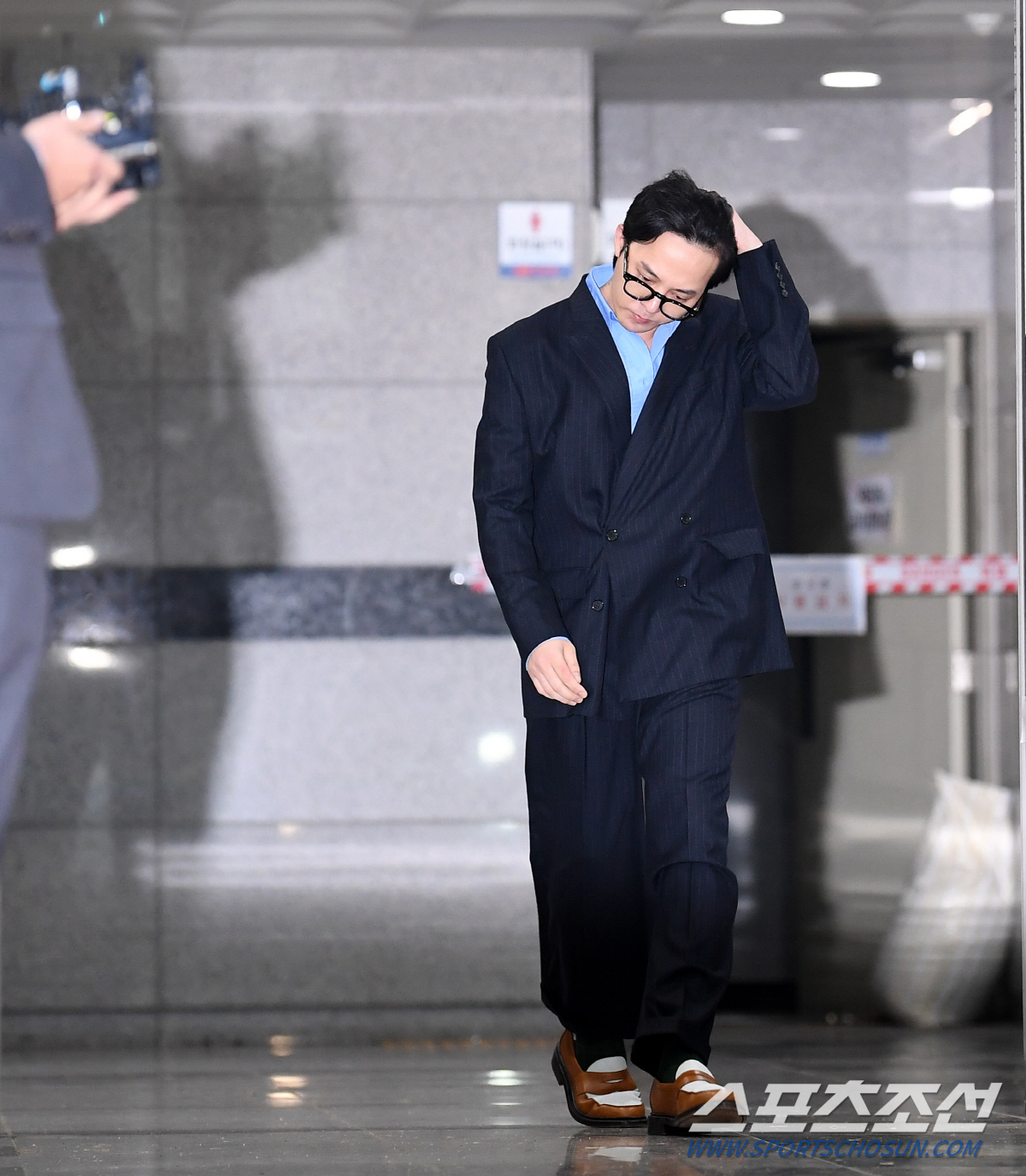 "웃다가 끝났습니다 장난이고요" 경찰 조사 전후 '피식 웃은' 지드래곤.…