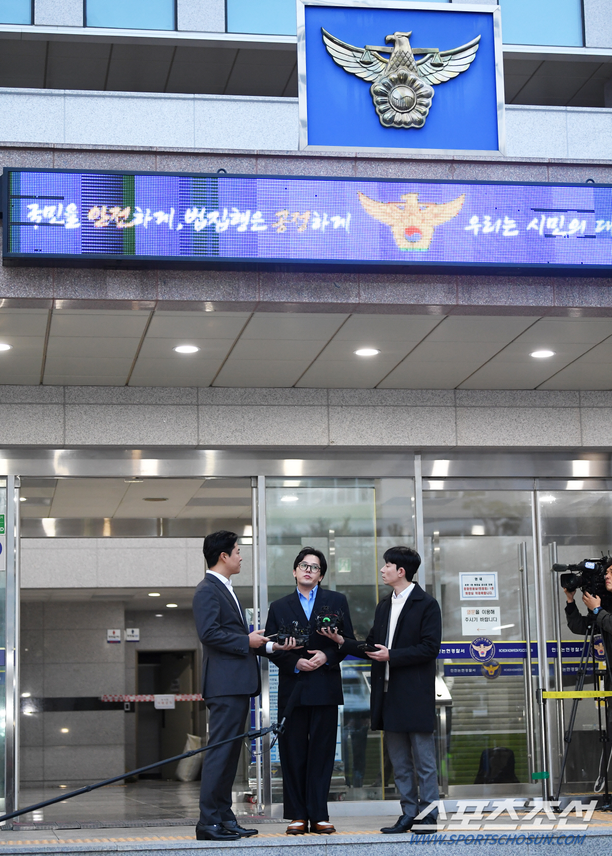 '마약혐의' 지드래곤, 간이 시약검사 '음성'…약 4시간 첫 조사 후 귀…