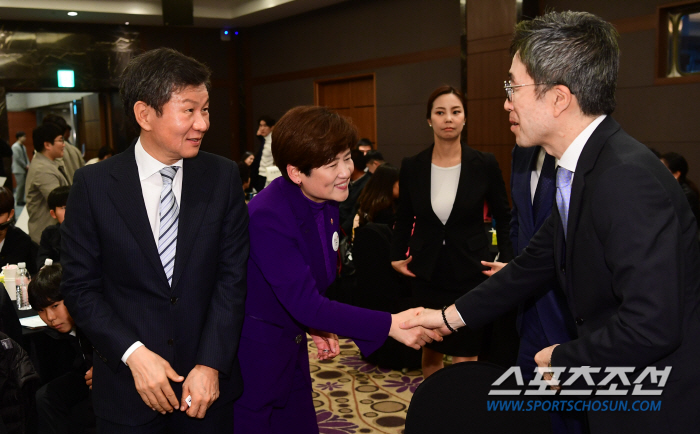2023학교체육교육 공모전의 또 다른 주인공, 수상자들을 진심으로 껴안은…