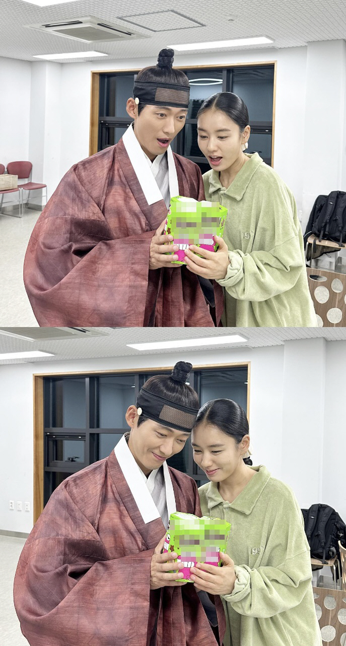 남궁민·안은진, 대기실서 장꾸 케미 가득…과자 하나로 이렇게 좋을 일?