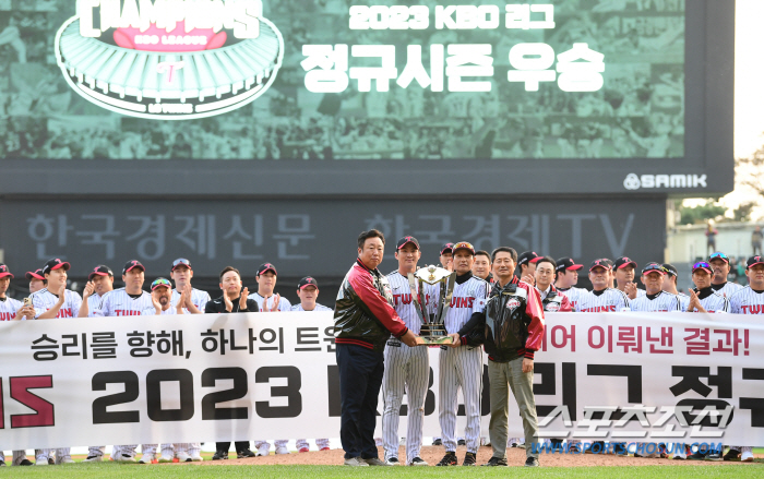 "대기만 20만명, 계열사 티켓도 복권급…KBO도 못구해요" 한국시리즈 …
