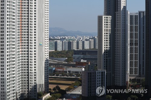 (고양=연합뉴스) 임병식 기자 = 사진은 이날 경기도 고양시 일산 1기 신도시 일대(가운데)가 최근 개발 중인 킨텍스 일대 고층 건물과 대조를 이루는 모습. 2022.10.11 andphotodo@yna.co.kr