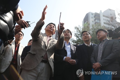 (고양=연합뉴스) 임병식 기자 = 원희룡 국토교통부장관(왼쪽)이 21일 오후 경기도 고양시 백송마을을 방문해 주민들과 대화하고 있다. 2023.3.21 andphotodo@yna.co.kr