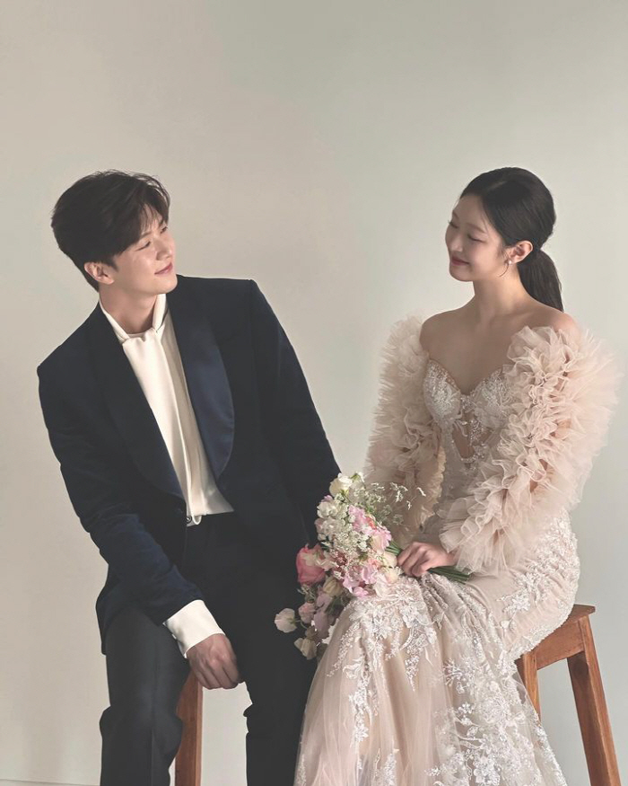 '4년차 커플' 천둥♥미미 웨딩화보 공개..산다라박 "사랑꾼 내동생 보기…