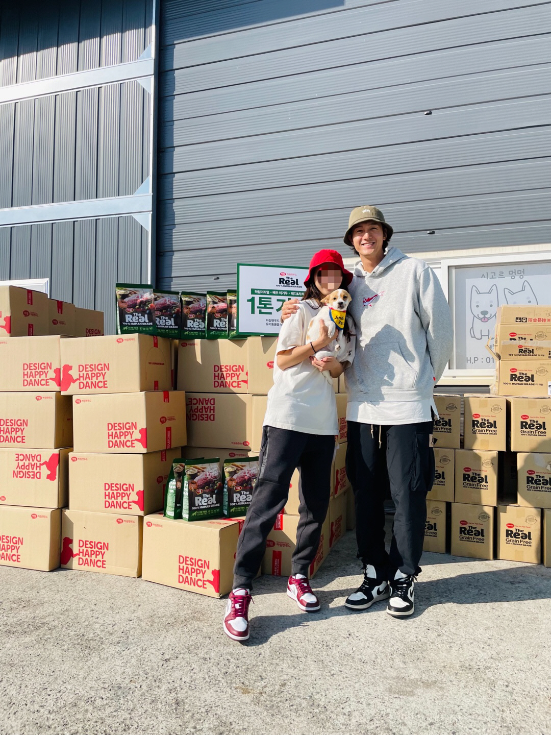 배우 이기우 부부, 유기견센터에 사료 1톤 기부..동물 사랑 행보 계속