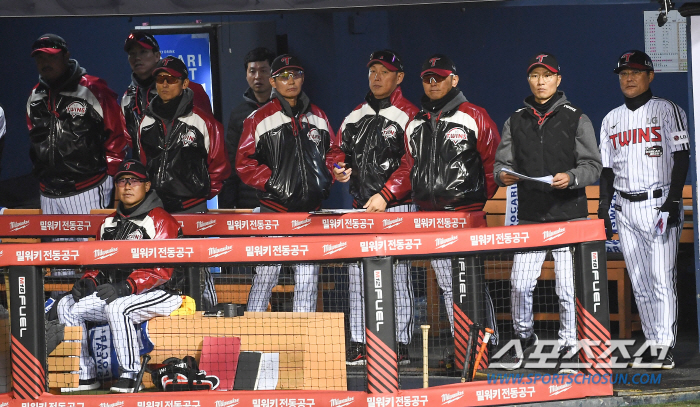 74.4% 확률 놓쳤다, 만원관중 앞 충격패…LG 염경엽 감독 "고우석 …
