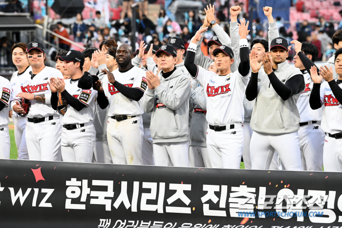 "유광점퍼만으론 부족해~" 페딩 꺼내야?  KS 앞둔 이상한파→전국 꽁꽁…
