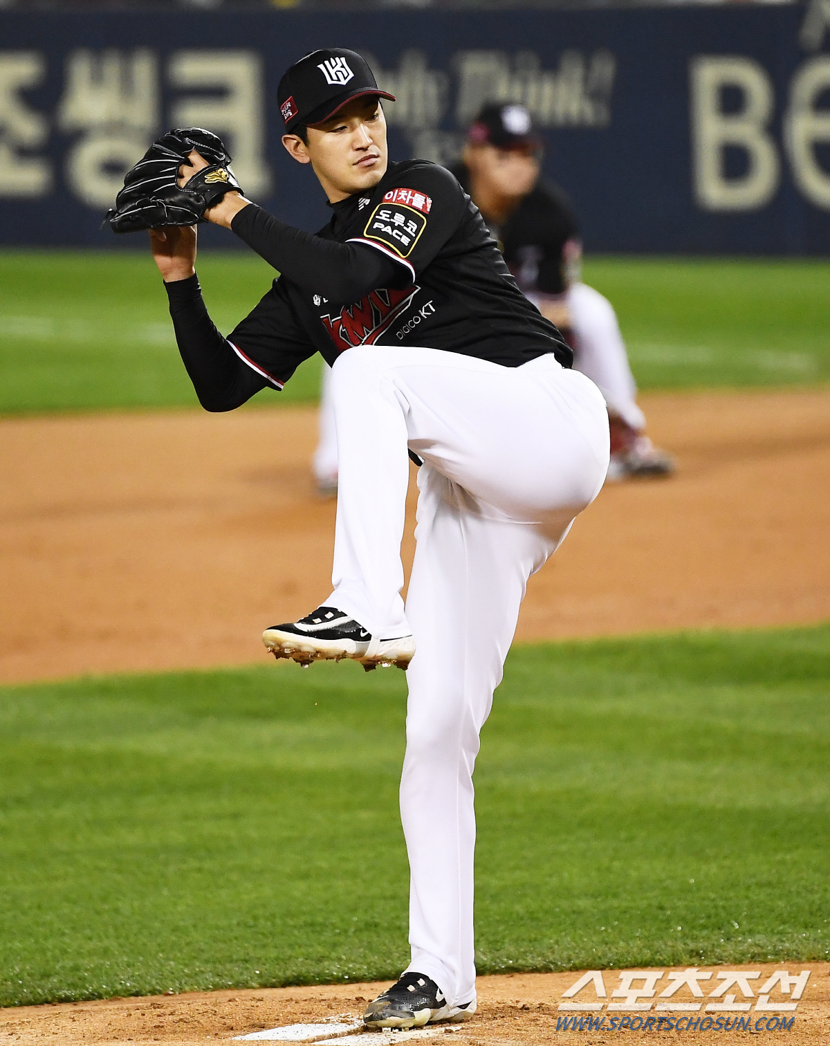7일 잠실구장에서 열린 LG와 KT의 한국시리즈 1차전. KT 고영표가 역투하고 있다. 잠실=박재만 기자 pjm@sportschosun.com/2023.11.07/