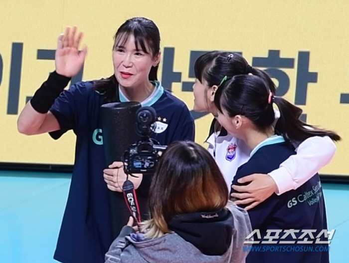 '리그 최고령 맏언니' 정대영, 친정팀 동생들 앞에서는 애교덩어리 [장충…