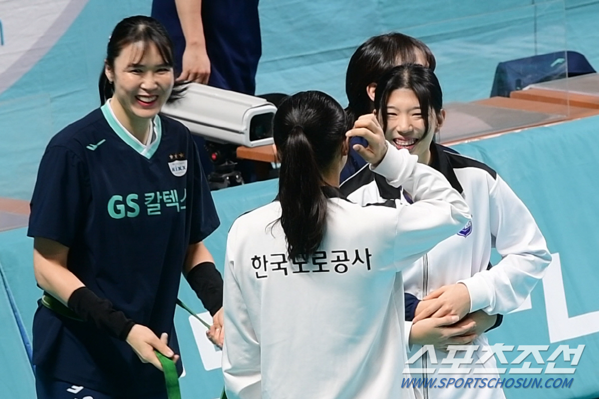 '리그 최고령 맏언니' 정대영, 친정팀 동생들 앞에서는 애교덩어리 [장충…