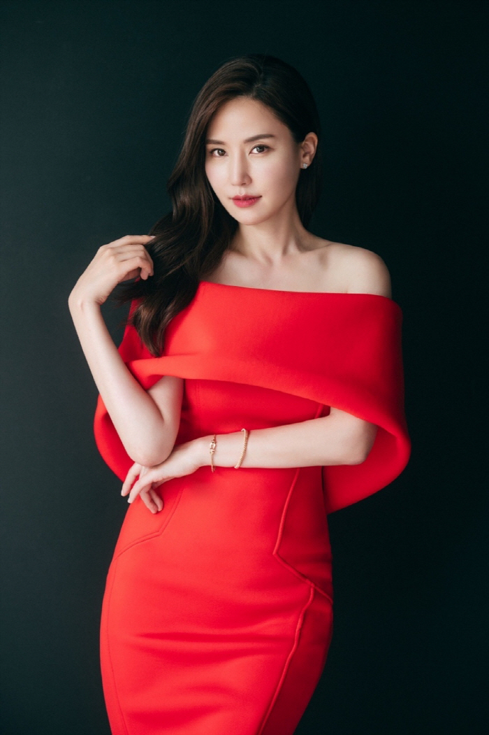 공현주, 강엔터테인먼트와 의리의 재계약 체결 "전폭적인 지지 아끼지 않을…