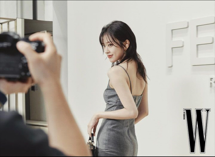 "얼굴이 나라를 구하네"…안유진, 완벽 미모에 키173cm 뿜어져 나오는…