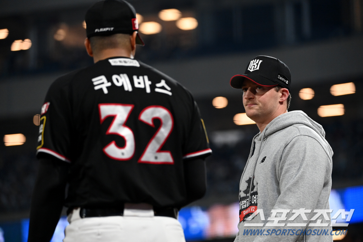 '1차전 충격패' 꼬여버린 LG의 가을...최강-천적이 연달아 나온다