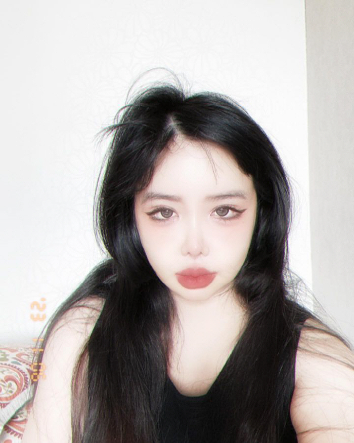 '건강이상설' 박봄, '깜짝' 근황 공개…"내가 자른 앞머리"