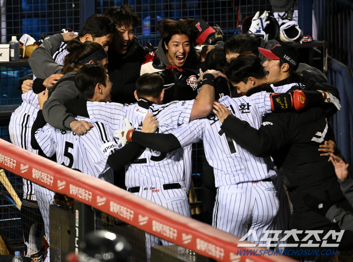 '2002년 11월 8일 8대7→2023년 11월 8일 5대4' 21년-…