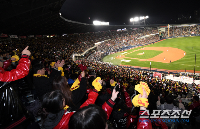 '3루 KT 응원석에도 유광점퍼가...' '21년만에 한국시리즈. LG팬…