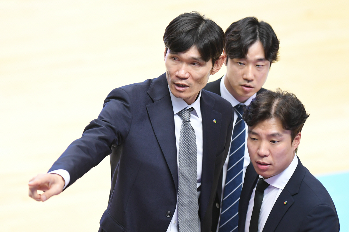 "짜장면 먹고 갈래?" 잘나가는 DB의 숨은 비결…대를 이은 '짜장면 루…