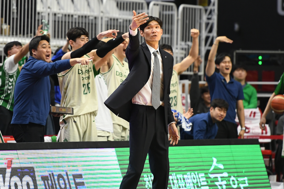 "짜장면 먹고 갈래?" 잘나가는 DB의 숨은 비결…대를 이은 '짜장면 루…